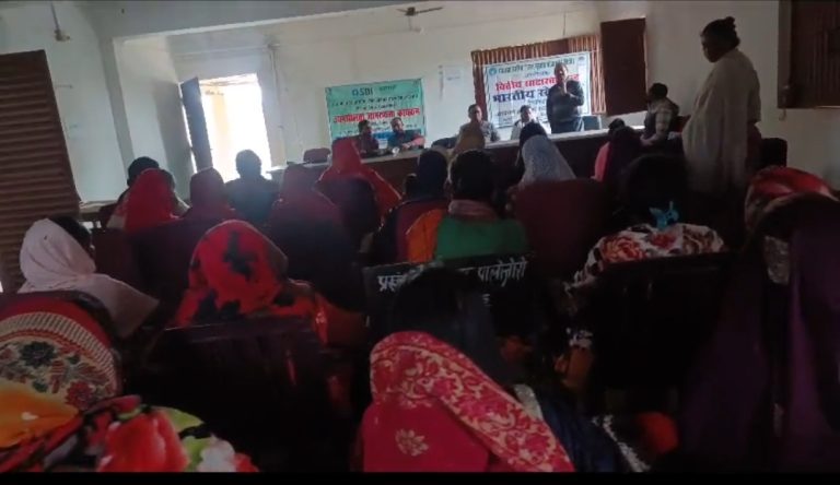 पहाड़िया समुदाय के साथ वित्तीय साक्षरता सह बीमा कैंप आयोजित।