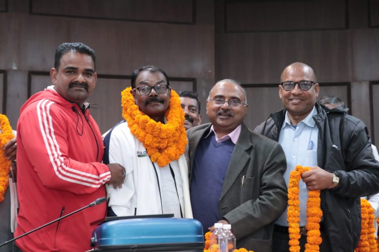 सचिवालय के तीन कर्मियों के सेवानिवृत्ति के अवसर पर विदाई समारोह का आयोजन किया गया । 