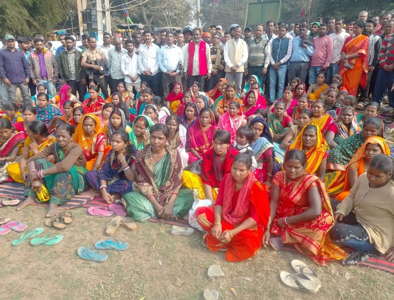 PVUNL लेबर गेट के सामने विस्थापित प्रभावित संघर्ष मोर्चा की हुई बैठक।