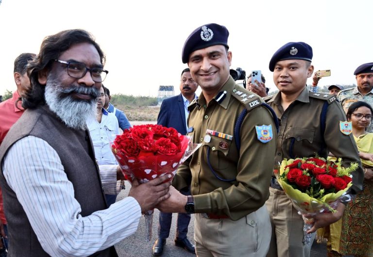 मुख्यमंत्री पहुंचे बोकारो डीआइजी – डीसी – एसपी ने गुलदस्ता देकर किया स्वागत।
