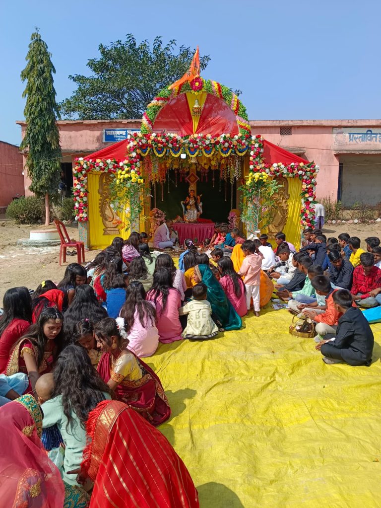 सरस्वती पूजा धूमधाम बनाने के साथ नम आंखों से मां की दी गई विदाई।