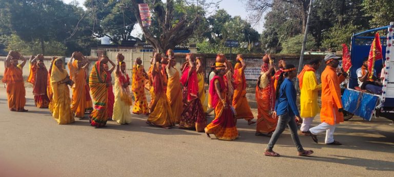मंदिर के ग्यारह वीं वर्षगांठ पर निकाली गयी कलश यात्रा व कीर्तन का आयोजन।