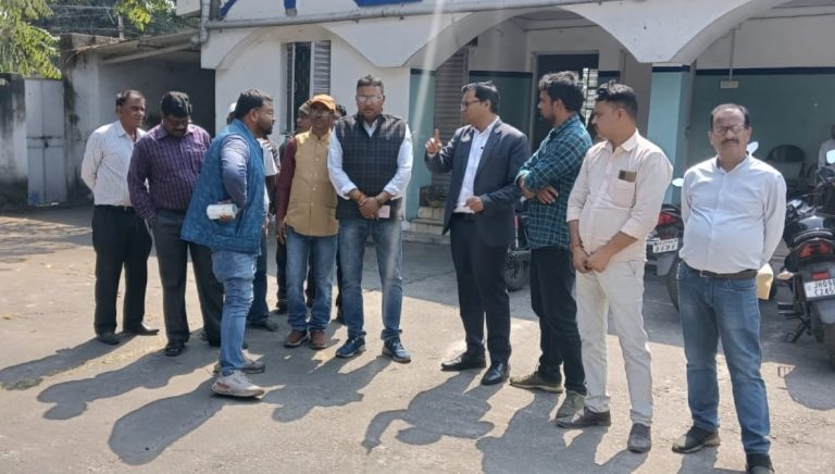 राष्ट्रीय कोयला मजदूर यूनियन के प्रतिनिधियों ने चलाया श्रमिको के द्वार कार्यकम ।