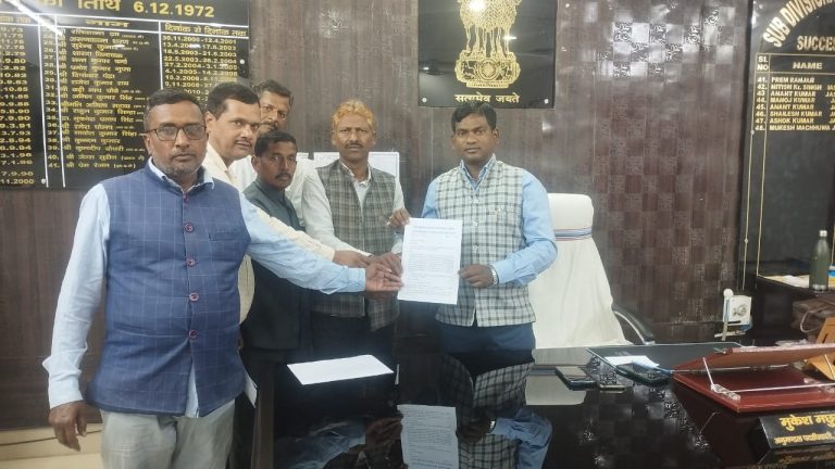 विस्थापित संघर्ष समन्वय समिति ने एसडीओ को विस्थापितों से संबंधित तेरह सूत्री मांगपत्र सौपा। 