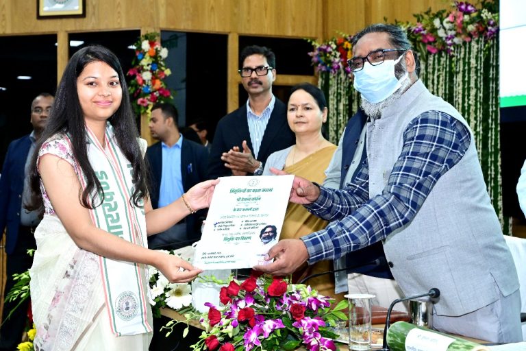मुख्यमंत्री ने 6 पोर्टल्स का अनावरण एवं रांची विज्ञान केंद्र, रांची अवस्थित नव प्रवर्तन केंद्र का उद्घाटन किया।