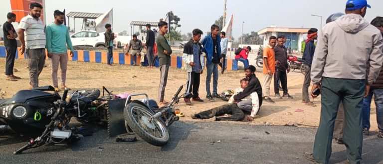 पेट्रोल पंप के पास दो मोटर साइकिल में जोरदार टक्कर,दोनों चालक बुरी तरह घायल।