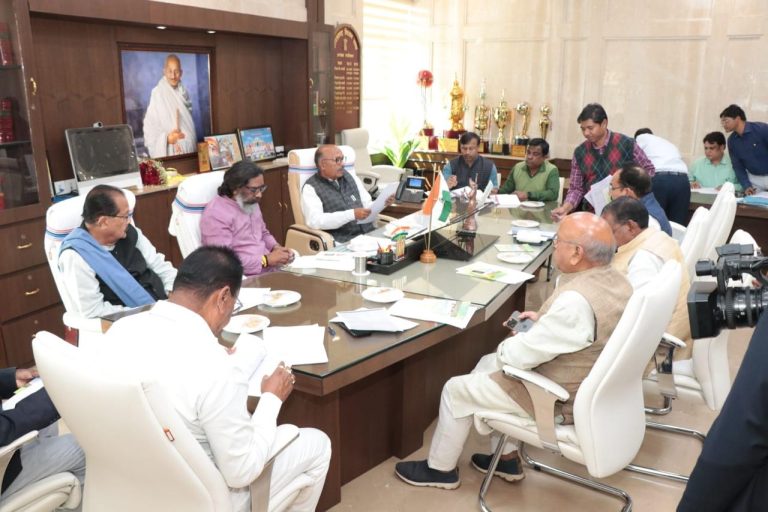 विधानसभा अध्यक्ष के कार्यालय कक्ष में द्वितीय (बजट) सत्र को लेकर विधायक दलों की बैठक।