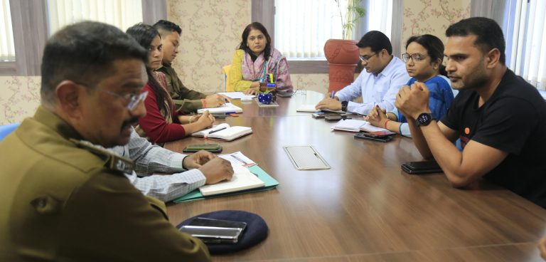 रेलवे स्टेशनों पर भीड़ नियंत्रण को लेकर डीसी ने की बैठक।