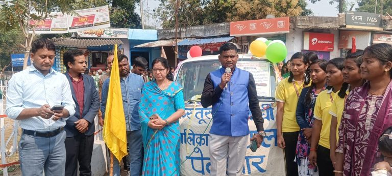 बेरमो एसडीओ ने कस्तूरबा गांधी बालिका विद्यालय के नामांकन को लेकर किया प्रचार प्रसार।