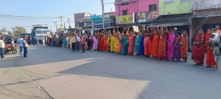 आम्रपाली कोल परियोजना में फर्जीवाड़ा के विरोध में धरना प्रदर्शन।