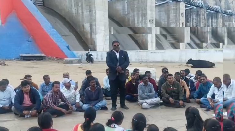 स्वास्थ्य केन्द्रो के आउटसोर्सिंग कर्मचारियों द्वारा एक बैठक तेनुघाट डैम के पास की गई।