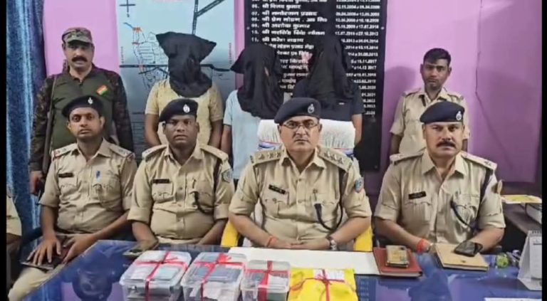 साइबर ठगी कर रहे तीन व्यक्तियों को बोकारो पुलिस ने किया गिरफ्तार।