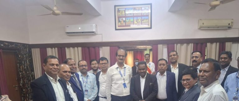 न्यायाधीश एवं डीसी को अधिवक्ता संघ के सदस्यों ने बुके देकर सम्मानित किया।