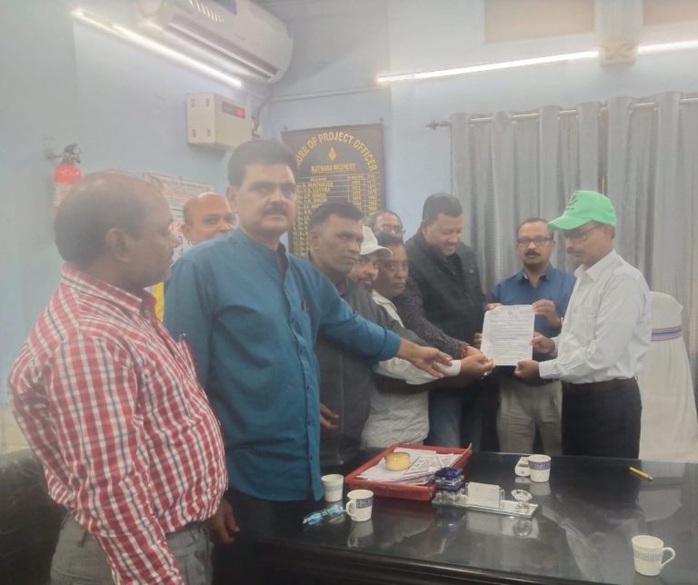अरकेएमयू के प्रतिनिधियों ने 17 सूत्री मांगपत्र कथारा वाशरी पीओ को सौपा।