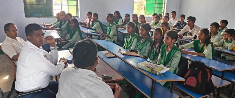बेरमो SDM ने उत्क्रमित मध्य विद्यालय बांध कथारा का औचक निरीक्षण किया गया।