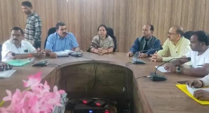 प्रखंड कार्यालय के सभा कक्ष में प्रखण्ड स्तरीय पंचायत समिति की बैठक।