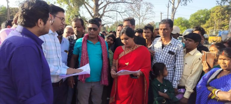 विस्थापित प्रभावित अधिकार समिति ने पीवीयूएनएल प्रबंधन को मांग पत्र सौंपा।