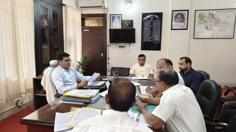 सीओ को एलपीसी को लेकर लंबित मामले को एक सप्ताह के अंदर निष्पादन करने का निर्देश – अपर समाहर्ता….