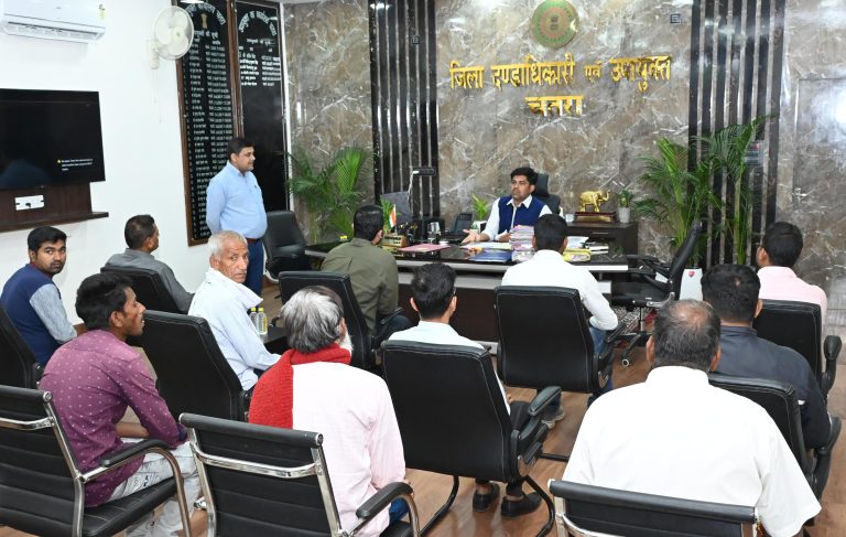 उपायुक्त ने जनता दरबार के माध्यम से आमजनों की समस्याएं सुनी