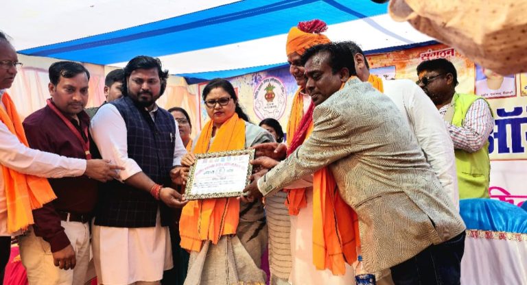 तेनुघाट टूरिस्ट कॉम्प्लेक्स के परिसर में भारतीय प्रजापति हीरोज ऑर्गेनाइजेशन रजि. द्वारा आयोजित सम्मान सह होली मिलन समारोह