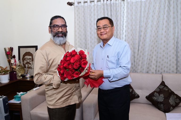 मुख्यमंत्री हेमन्त सोरेन से आज झारखंड लोक सेवा आयोग के अध्यक्ष एल० खियांग्ते ने मुलाकात की। मुख्यमंत्री से यह उनकी शिष्टाचार भेंट थी।