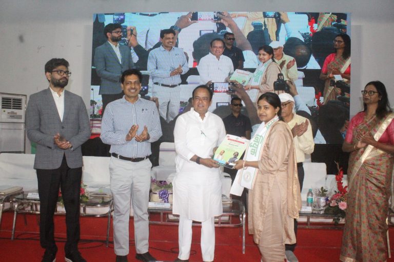 स्वास्थ्य मंत्री डॉ इरफान अंसारी ने नवनियुक्त चिकित्सकों को दिया नियुक्ति पत्र