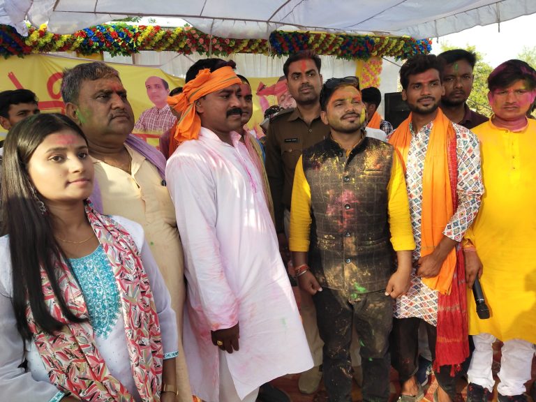 होली मिलन समारोह में रंगों संग सुरों की शानदार महफिल