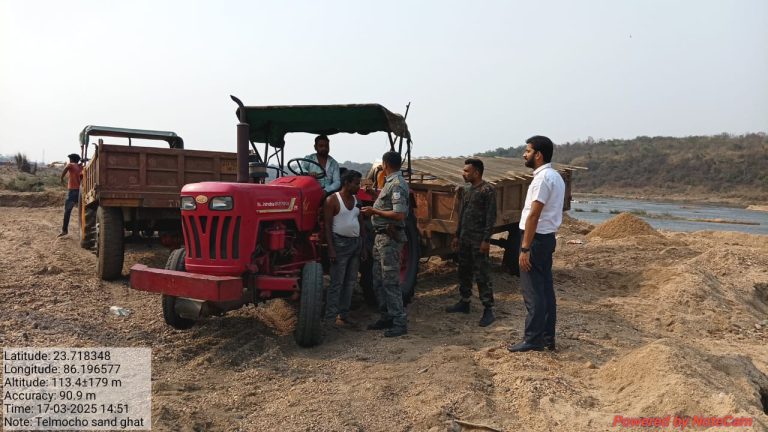 खनन विभाग द्वारा ताबड़तोड़ छापेमारी में अवैध बालू लदे दो ट्रैक्टर को किया जब्त, उक्त कार्य में संलिफ्त दो लोग गिरफ्तार 