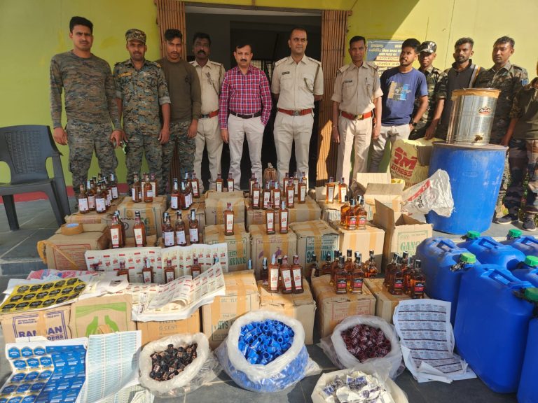 चतरा में विदेशी शराब की अवैध मिनी फैक्ट्री का उद्भेदन