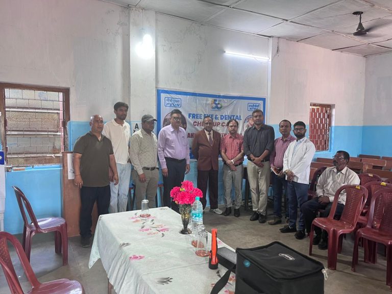 डीएवी स्कूल पतरातु में पीवीयूएनएल के सौजन्य से बच्चों के लिए मुफ्त चिकित्सा शिविर का आयोजन