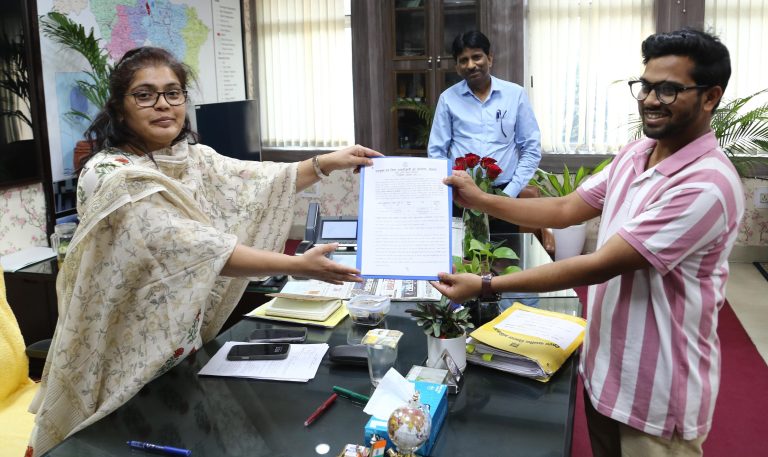 चयनित तीन अभ्यर्थियों को डीसी ने सौंपा नियुक्ति पत्र।