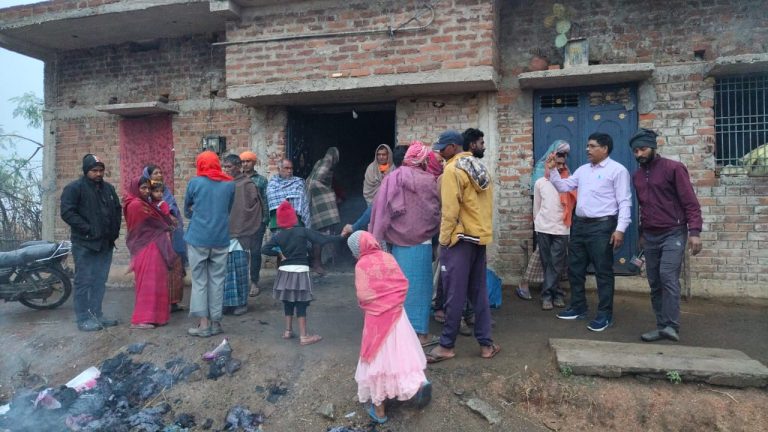 बज्रपात से हुई शॉट सर्किट से लगी घर में आग,लाखों का समान जल कर खाक