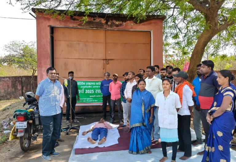 गोमिया के पूर्व विधायक डॉ लंबोदर महतो एवं पूजा महतो अनुमंडलीय अस्पताल तेनुघाट पहुंच कर हड़ताल पर
