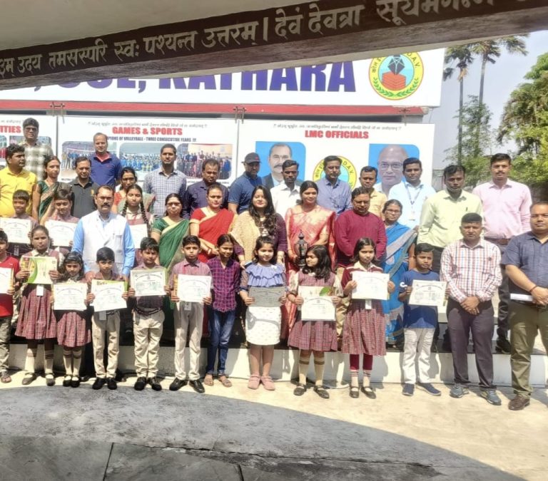 डी ए वी कथारा में मेधावी बच्चों को सम्मानित किया गया