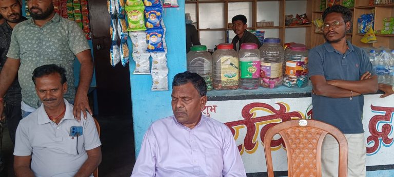 तेनुघाट ओपी क्षेत्र अंतर्गत उलगड्डा के जंगल में मंगलवार अहले सुबह आजसू पार्टी के कार्यकर्ताओं और पूर्व विधायक डॉ. लंबोदर महतो के नेतृत्व में अवैध कोयला तस्करों के खिलाफ जोरदार हमला