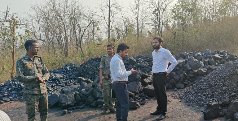 खनन विभाग ने की छापेमारी, 115 टन अवैध कोयला किया जब्त।  तेनुघाट ओपी अंतर्गत पुतकाडीह क्षेत्र का मामला।
