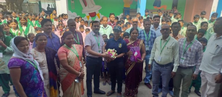 उत्क्रमित उच्चविद्यालय चांपी में शिक्षकों ने पूर्व छात्रा को किया सम्मानित