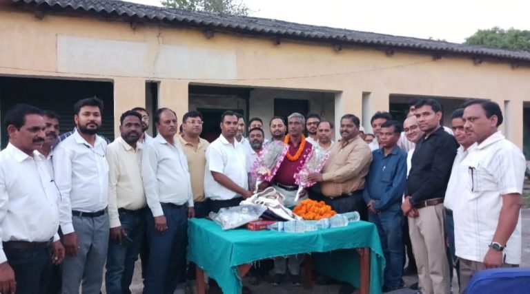 तेनुघाट बांध प्रमंडल कार्यालय में विदाई सह सम्मान समारोह का आयोजन 