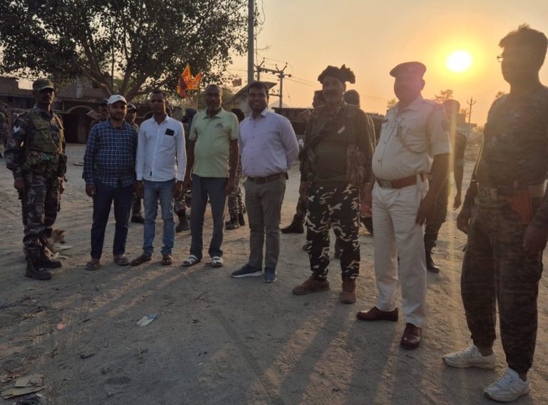होली पर्व के लेकर अंचलधिकारी के नेतृत्व मे निकाला गया फ्लैग मार्च 
