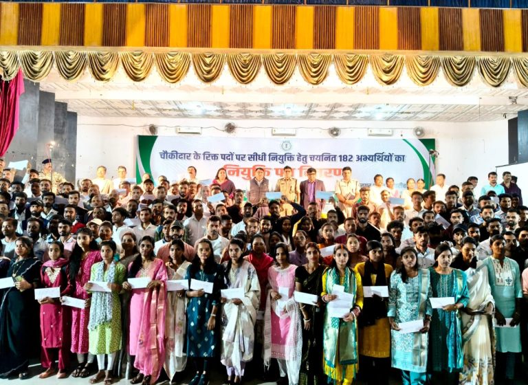 युवाओं के उम्मीदों को लगा पंख, उपायुक्त ने सौंपा नियुक्ति पत्र