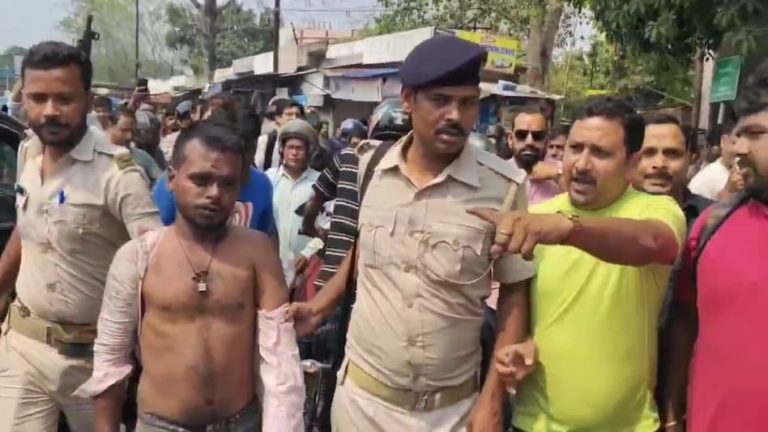 धनबाद: कार में बैठे मासूम को ले भागने की कोशिश, गुस्साए लोगों ने आरोपी को पीटा, गिरफ्तार 