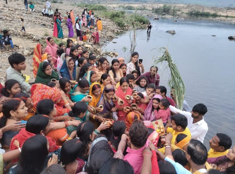 तेनुघाट : उदियमान भगवान भास्कर को अर्घ्य देने के साथ ही 4 अप्रैल को लोक आस्था का महापर्व चैती छठ पूजा अनुष्ठान का समापन विधिवत रूप से हो गया।