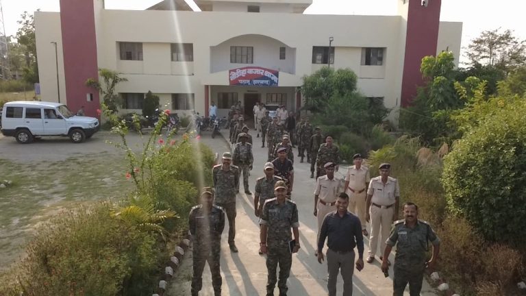 रामनवमी को लेकर नौडीहा बाजार थाना प्रभारी एंव अंचलधिकारी के द्वारा निकाला गया फ्लैग मार्च 