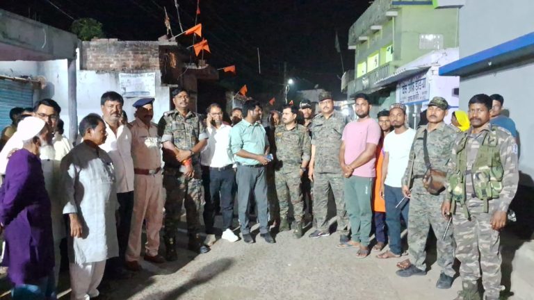 रामनवमी को लेकर गोमिया अंचल अधिकारी एंव प्रखंड विकास अधिकारी के द्वारा निकाला गया फ्लैग मार्च। 