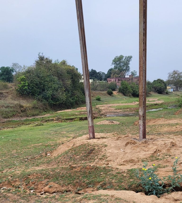 वन भूमि के बाद सरादु कोयद के नदियों पर वर्षों से जमे प्रबंधन का कारनामा, ग्रामीणों ने उपायुक्त से कार्रवाई की मांग