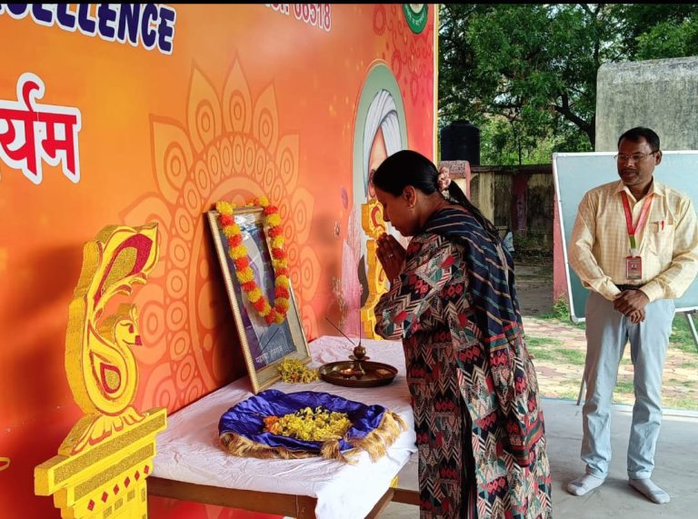 प्राचार्या स्तुति सिन्हा ने महात्मा हंसराज जी के चित्र पर पुष्प अर्पित कर दीप प्रज्ज्वलित की