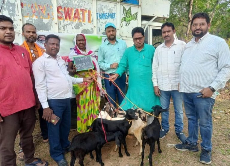 मुख्यमंत्री पशुधन विकास योजना के तहत 11 लाभुको के बीच बकरा व बकरी का किया गया वितरण 
