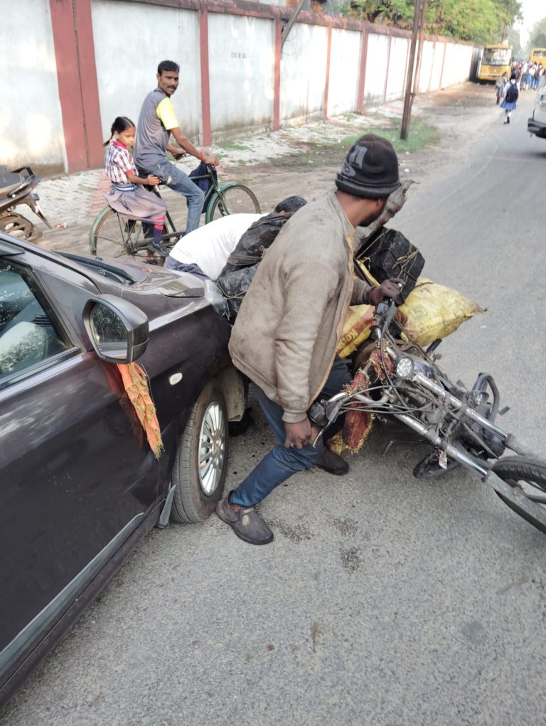 कार और मोटर साइकिल में हुई टक्कर