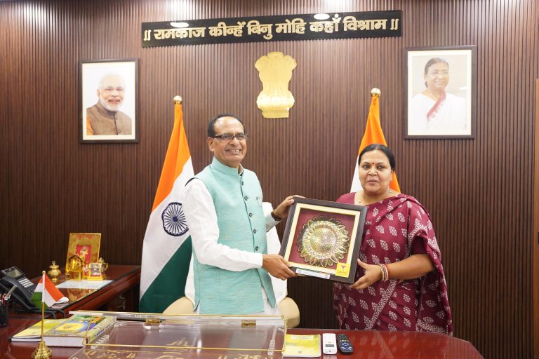 राज्य में लंबित योजनाओं के सफल क्रियान्वयन को लेकर ग्रामीण विकास मंत्री दीपिका पांडेय के नेतृत्व में प्रतिनिधिमंडल ने केंद्रीय मंत्री शिवराज सिंह चौहान से की मुलाकात