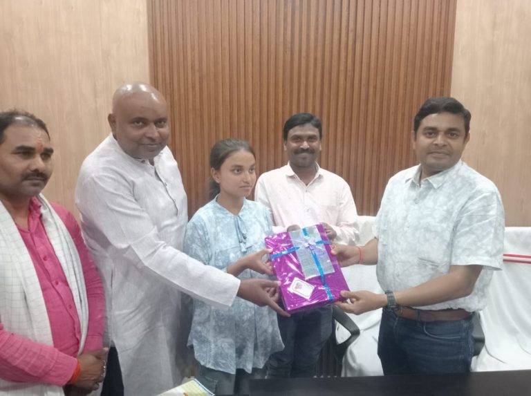 प्रखंड कार्यालय में टॉप टेन छात्रा संजना गुप्ता को किया गया सम्मानित